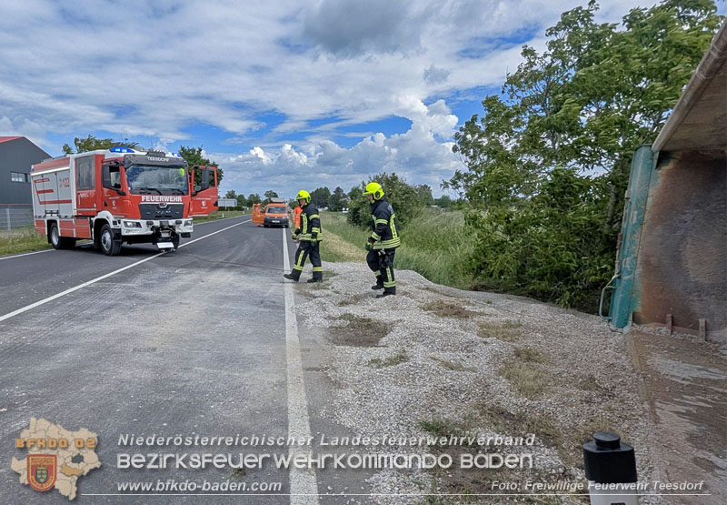 20260521_LKW-Sattelzug verunfallt auf der B17 H�he Gewerbepark Teesdorf Foto: Petra Gisperg FF Teesdorf