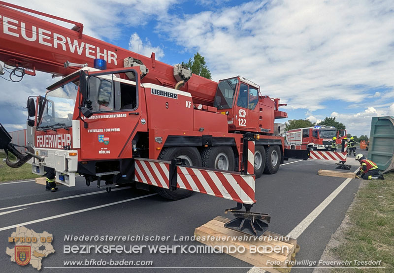 20260521_LKW-Sattelzug verunfallt auf der B17 H�he Gewerbepark Teesdorf Foto: Petra Gisperg FF Teesdorf