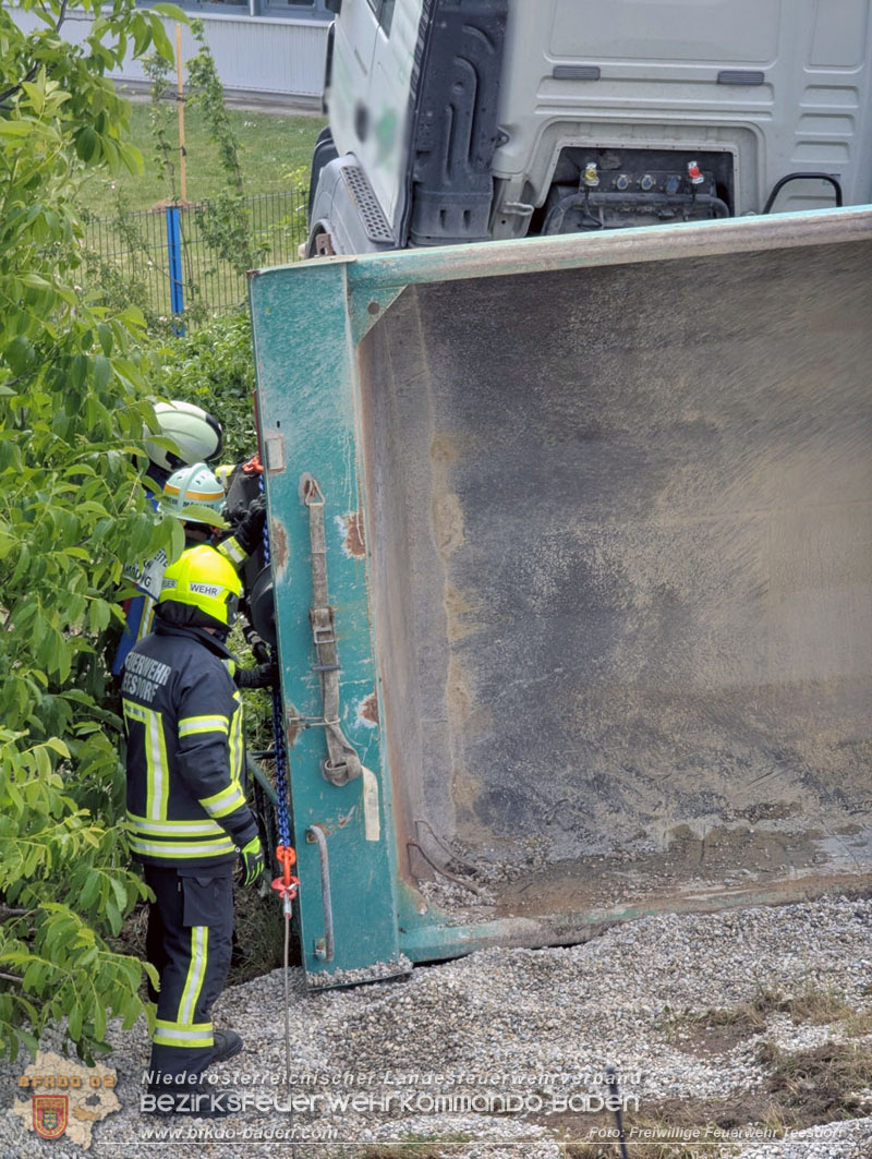 20260521_LKW-Sattelzug verunfallt auf der B17 H�he Gewerbepark Teesdorf Foto: Petra Gisperg FF Teesdorf
