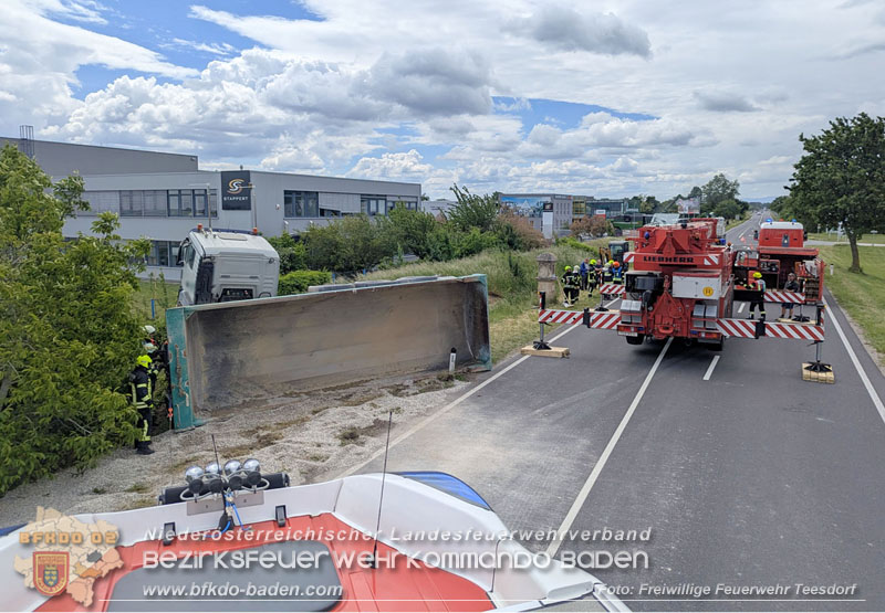 20260521_LKW-Sattelzug verunfallt auf der B17 H�he Gewerbepark Teesdorf Foto: Petra Gisperg FF Teesdorf
