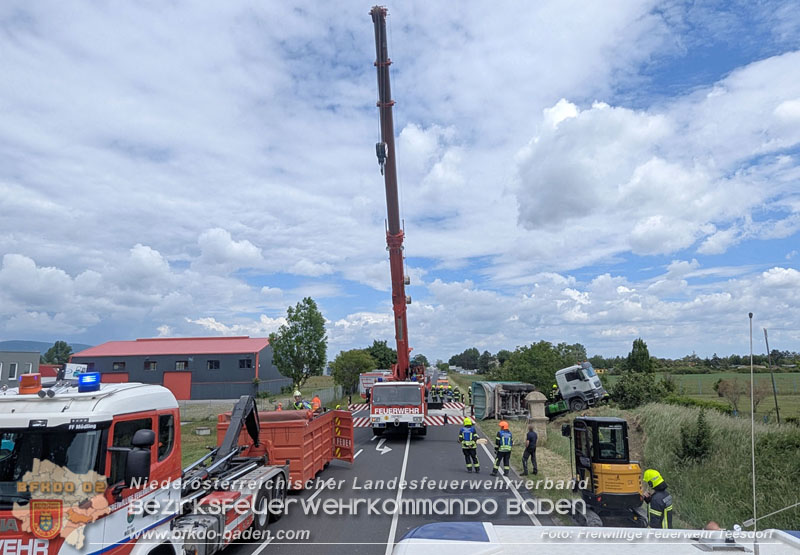 20260521_LKW-Sattelzug verunfallt auf der B17 H�he Gewerbepark Teesdorf Foto: Petra Gisperg FF Teesdorf