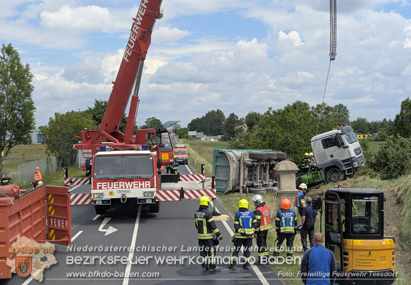 20260521_LKW-Sattelzug verunfallt auf der B17 H�he Gewerbepark Teesdorf Foto: Petra Gisperg FF Teesdorf