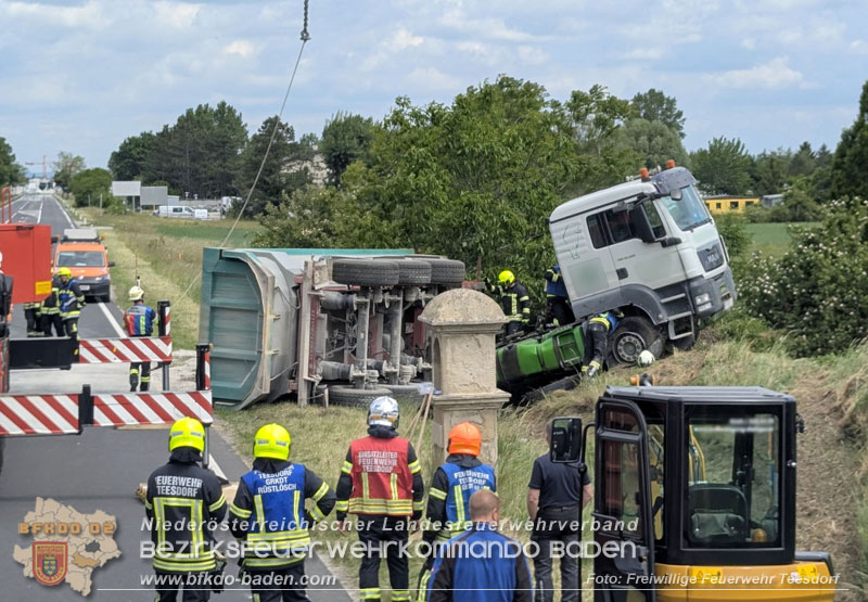 20260521_LKW-Sattelzug verunfallt auf der B17 H�he Gewerbepark Teesdorf Foto: Petra Gisperg FF Teesdorf