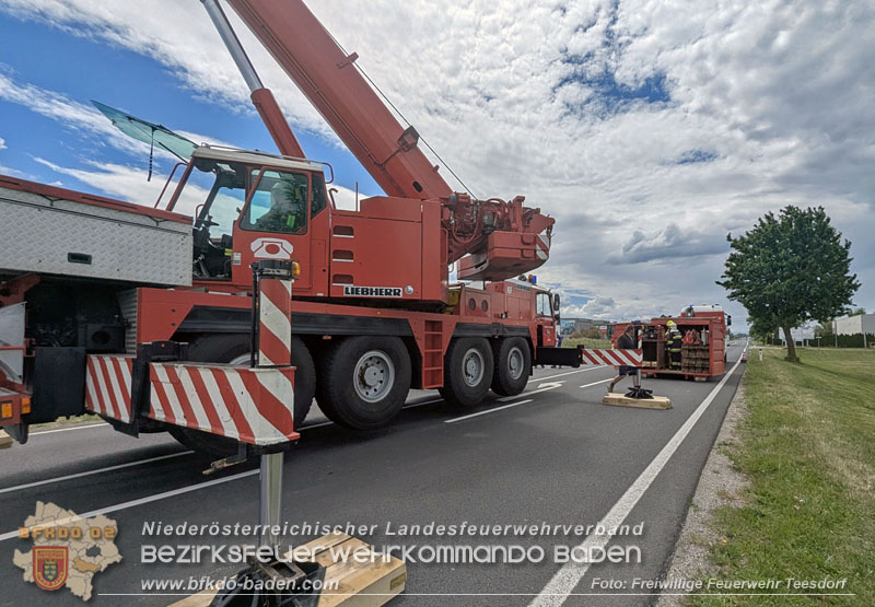 20260521_LKW-Sattelzug verunfallt auf der B17 H�he Gewerbepark Teesdorf Foto: Petra Gisperg FF Teesdorf