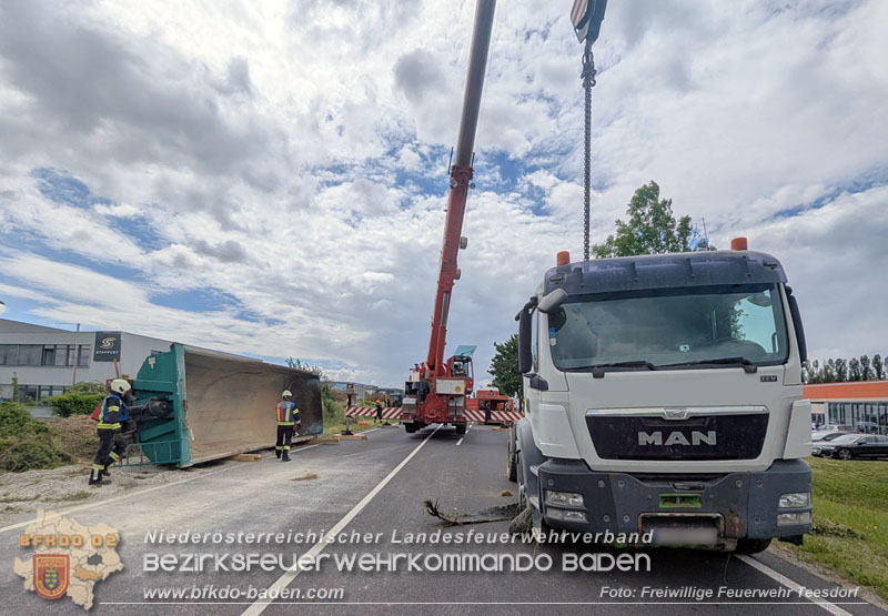 20260521_LKW-Sattelzug verunfallt auf der B17 H�he Gewerbepark Teesdorf Foto: Petra Gisperg FF Teesdorf