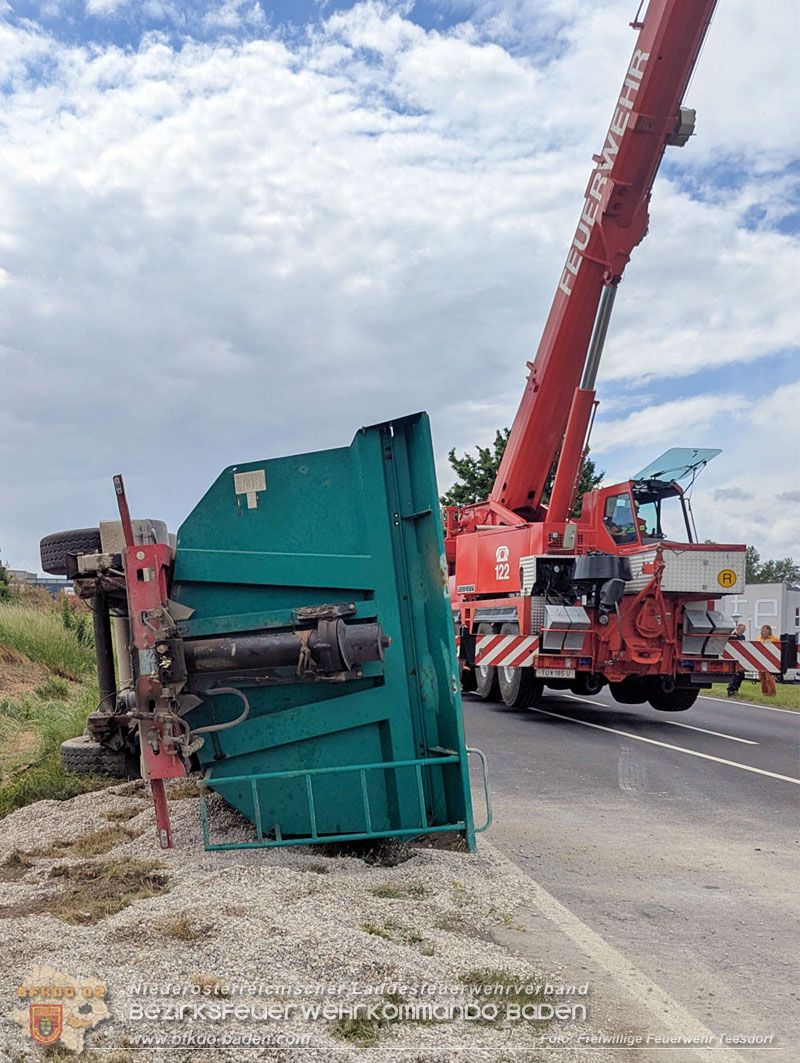 20260521_LKW-Sattelzug verunfallt auf der B17 H�he Gewerbepark Teesdorf Foto: Petra Gisperg FF Teesdorf