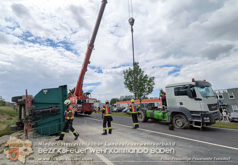 20260521_LKW-Sattelzug verunfallt auf der B17 H�he Gewerbepark Teesdorf Foto: Petra Gisperg FF Teesdorf