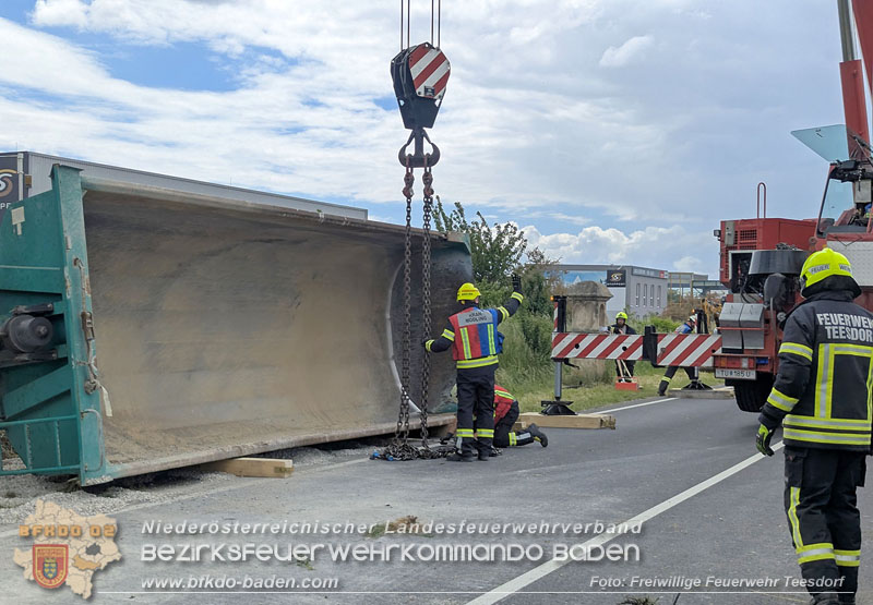 20260521_LKW-Sattelzug verunfallt auf der B17 H�he Gewerbepark Teesdorf Foto: Petra Gisperg FF Teesdorf
