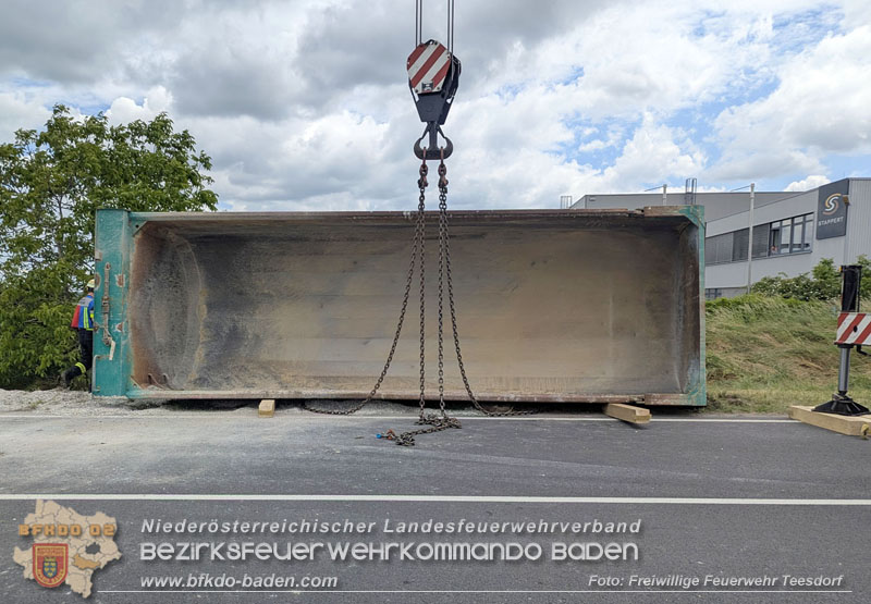 20260521_LKW-Sattelzug verunfallt auf der B17 H�he Gewerbepark Teesdorf Foto: Petra Gisperg FF Teesdorf