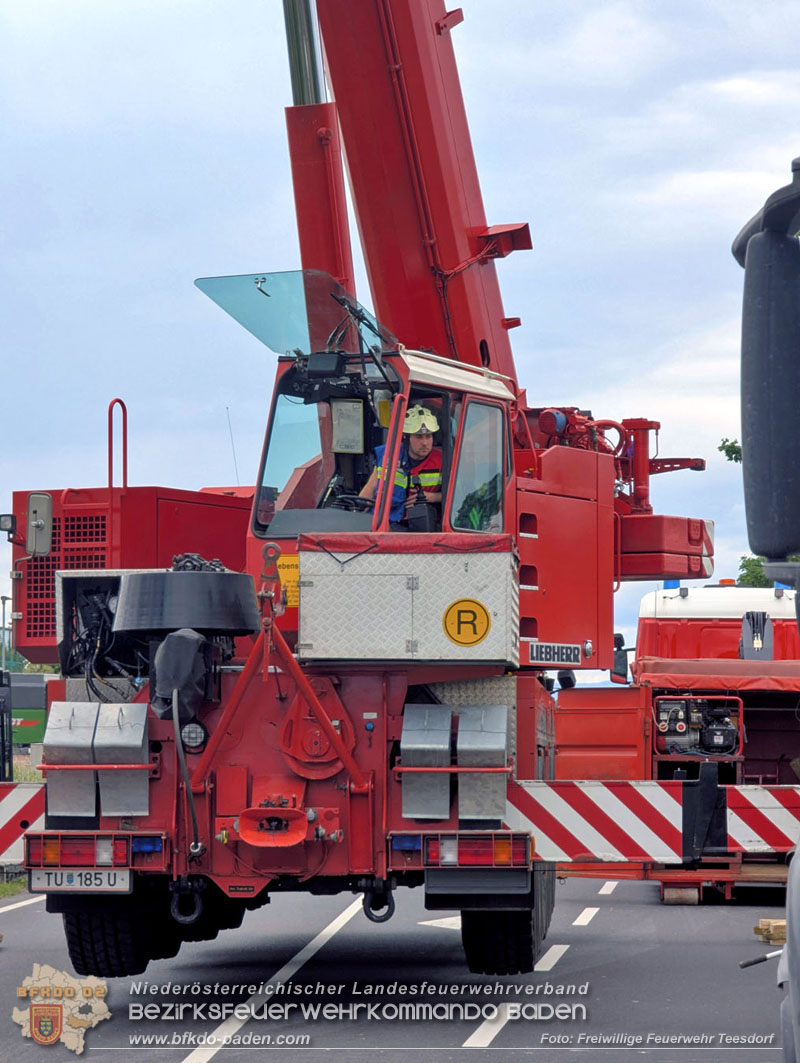 20260521_LKW-Sattelzug verunfallt auf der B17 H�he Gewerbepark Teesdorf Foto: Petra Gisperg FF Teesdorf