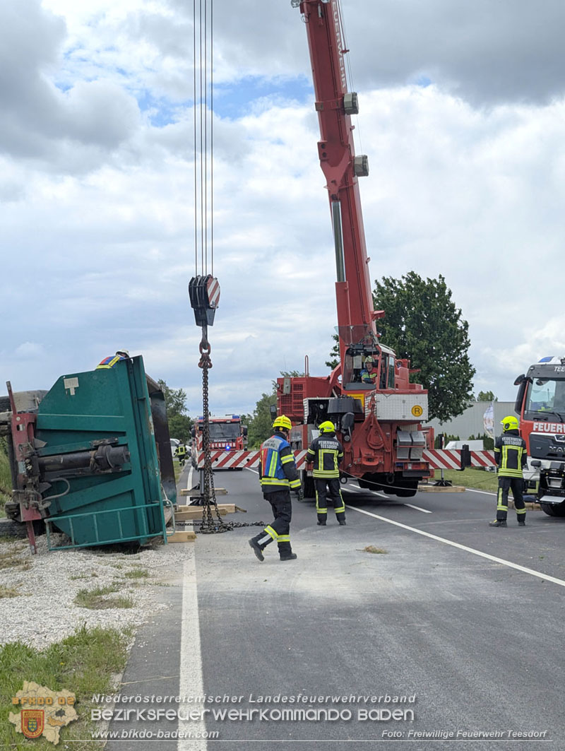 20260521_LKW-Sattelzug verunfallt auf der B17 H�he Gewerbepark Teesdorf Foto: Petra Gisperg FF Teesdorf