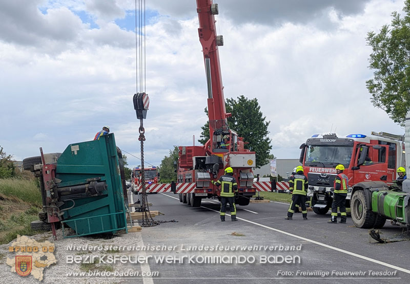 20260521_LKW-Sattelzug verunfallt auf der B17 H�he Gewerbepark Teesdorf Foto: Petra Gisperg FF Teesdorf