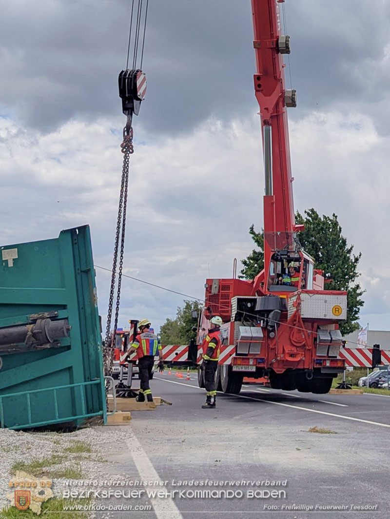 20260521_LKW-Sattelzug verunfallt auf der B17 H�he Gewerbepark Teesdorf Foto: Petra Gisperg FF Teesdorf