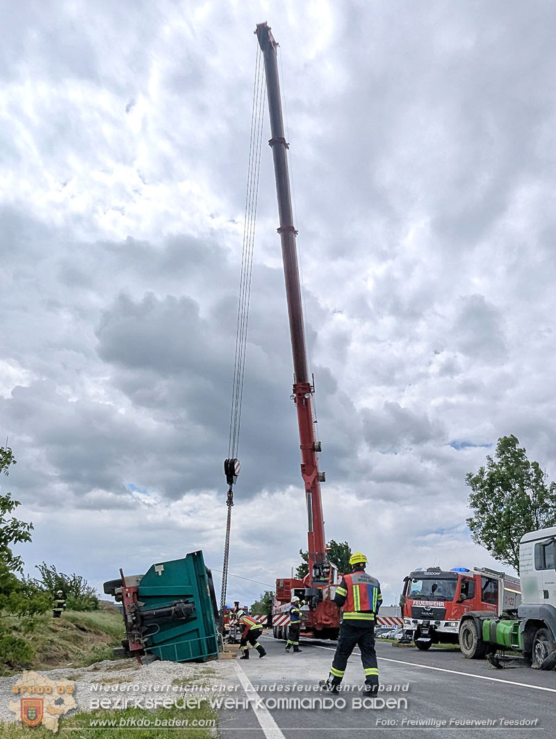 20260521_LKW-Sattelzug verunfallt auf der B17 H�he Gewerbepark Teesdorf Foto: Petra Gisperg FF Teesdorf