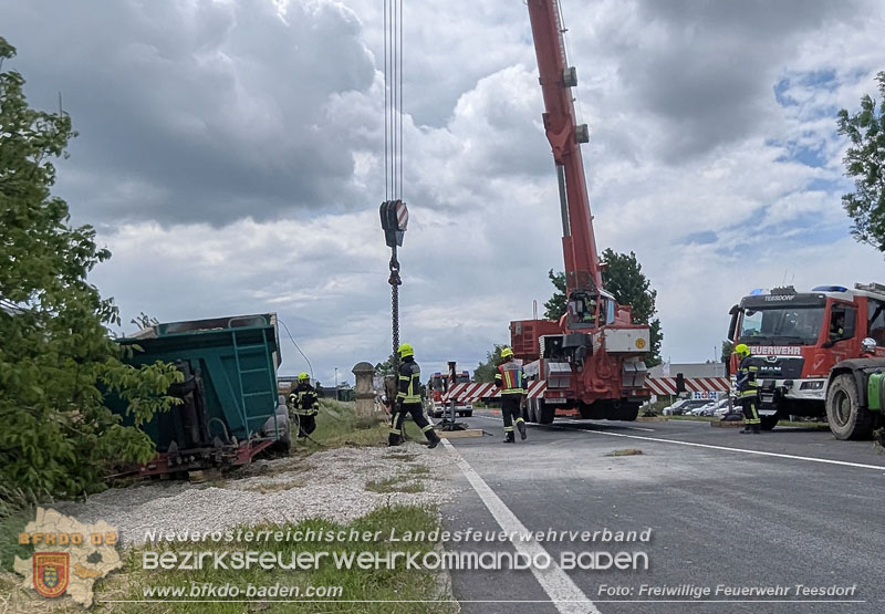 20260521_LKW-Sattelzug verunfallt auf der B17 H�he Gewerbepark Teesdorf Foto: Petra Gisperg FF Teesdorf