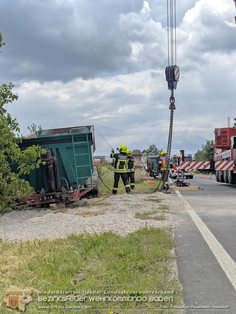 20260521_LKW-Sattelzug verunfallt auf der B17 H�he Gewerbepark Teesdorf Foto: Petra Gisperg FF Teesdorf
