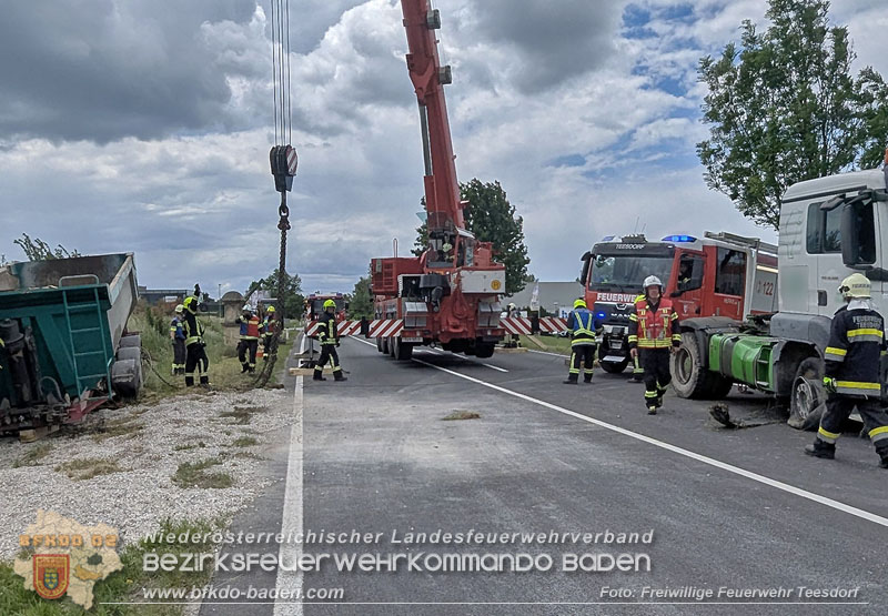 20260521_LKW-Sattelzug verunfallt auf der B17 H�he Gewerbepark Teesdorf Foto: Petra Gisperg FF Teesdorf