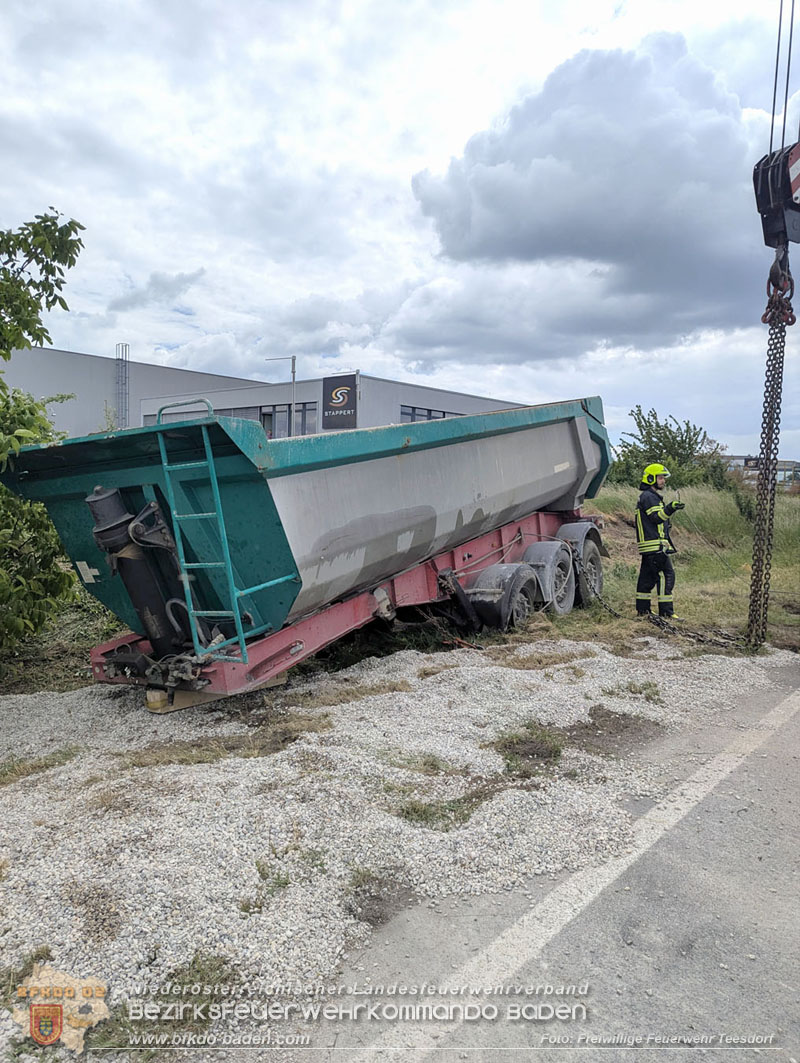 20260521_LKW-Sattelzug verunfallt auf der B17 H�he Gewerbepark Teesdorf Foto: Petra Gisperg FF Teesdorf