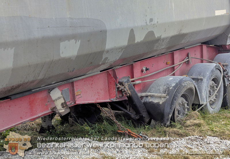 20260521_LKW-Sattelzug verunfallt auf der B17 H�he Gewerbepark Teesdorf Foto: Petra Gisperg FF Teesdorf