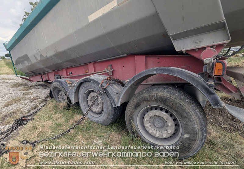 20260521_LKW-Sattelzug verunfallt auf der B17 H�he Gewerbepark Teesdorf Foto: Petra Gisperg FF Teesdorf