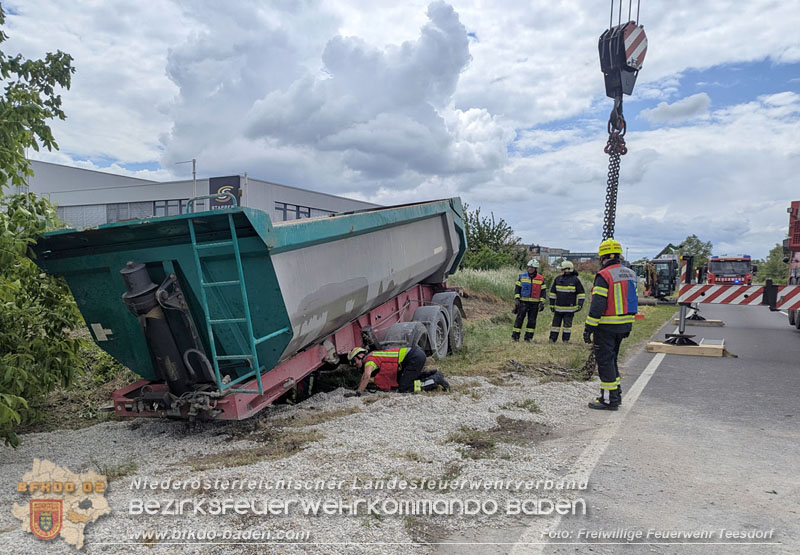 20260521_LKW-Sattelzug verunfallt auf der B17 H�he Gewerbepark Teesdorf Foto: Petra Gisperg FF Teesdorf