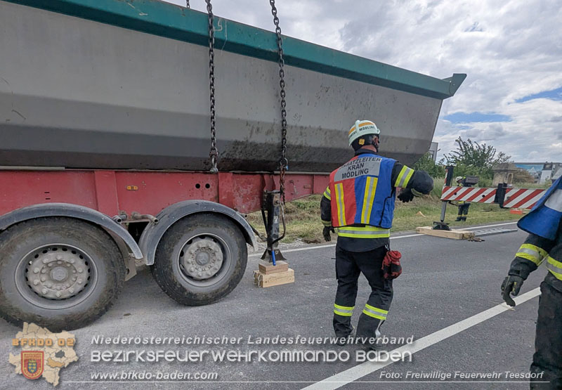 20260521_LKW-Sattelzug verunfallt auf der B17 H�he Gewerbepark Teesdorf Foto: Petra Gisperg FF Teesdorf