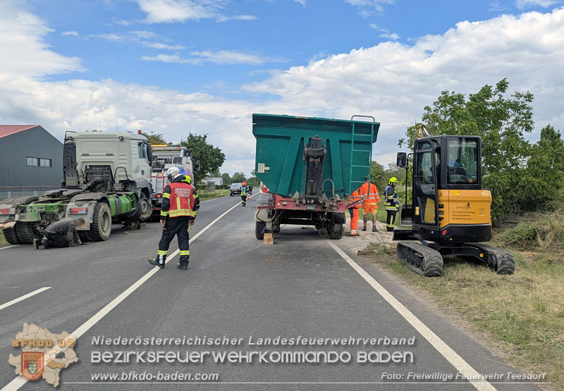 20260521_LKW-Sattelzug verunfallt auf der B17 H�he Gewerbepark Teesdorf Foto: Petra Gisperg FF Teesdorf
