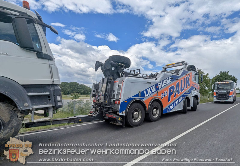 20260521_LKW-Sattelzug verunfallt auf der B17 H�he Gewerbepark Teesdorf Foto: Petra Gisperg FF Teesdorf