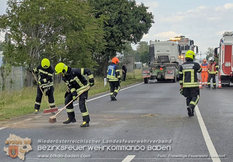 20260521_LKW-Sattelzug verunfallt auf der B17 H�he Gewerbepark Teesdorf Foto: Petra Gisperg FF Teesdorf