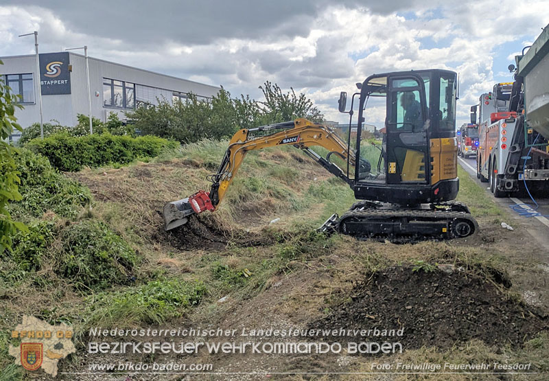 20260521_LKW-Sattelzug verunfallt auf der B17 H�he Gewerbepark Teesdorf Foto: Petra Gisperg FF Teesdorf
