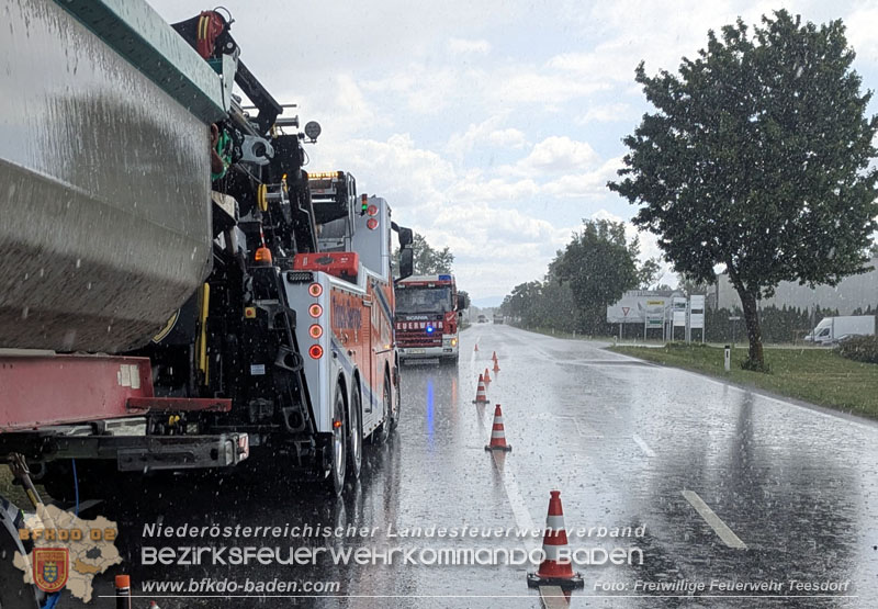 20260521_LKW-Sattelzug verunfallt auf der B17 H�he Gewerbepark Teesdorf Foto: Petra Gisperg FF Teesdorf