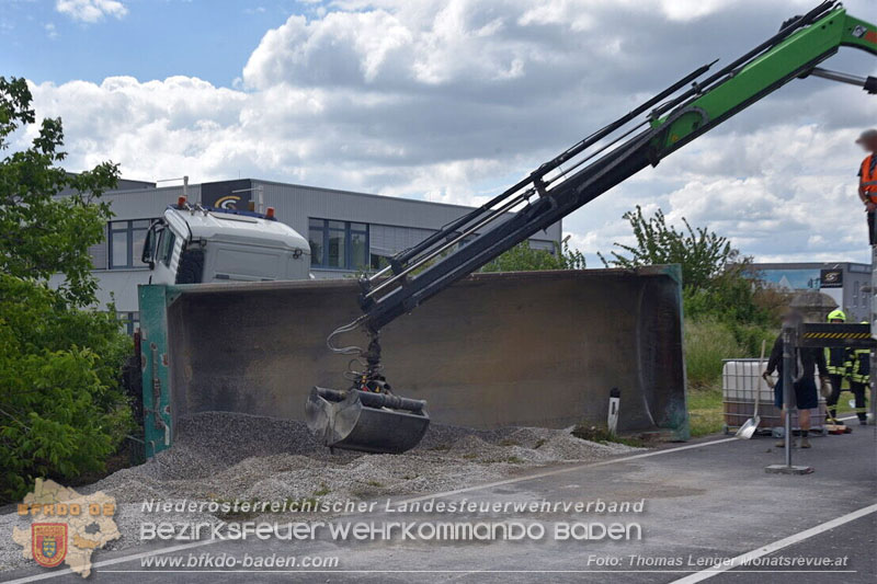 20260521_LKW-Sattelzug verunfallt auf der B17 H�he Gewerbepark Teesdorf Foto: Thomas Lenger Monatsrevue.at
