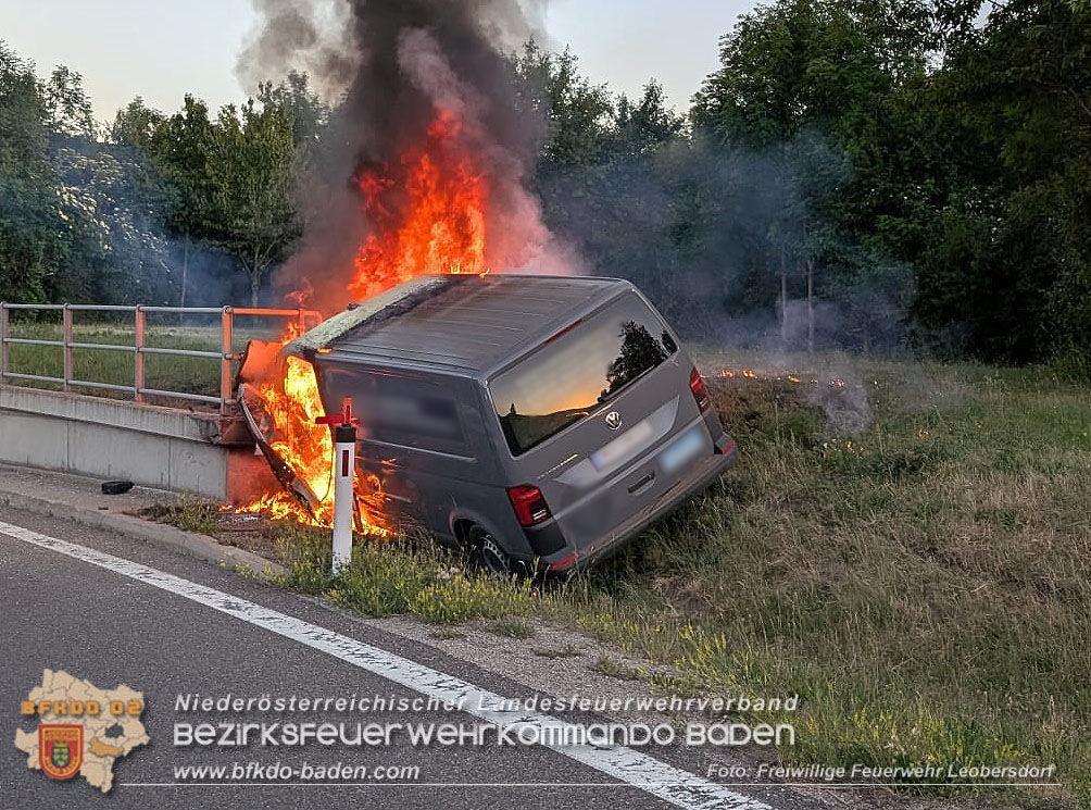 20260529_Verkehrsunfall mit Fahrzeugbrand auf der A2 Auffahrt Kottingbrunn Foto: Hermann Weiszbart FF Leobersdorf