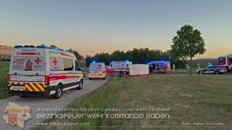 20260529_Verkehrsunfall mit Fahrzeugbrand auf der A2 Auffahrt Kottingbrunn  Foto: Stefan Schneider BFKDO BADEN