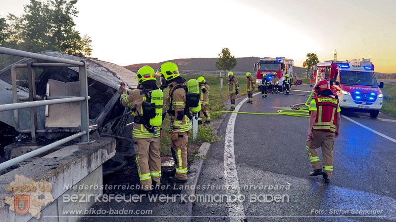 20260529_Verkehrsunfall mit Fahrzeugbrand auf der A2 Auffahrt Kottingbrunn Foto: Stefan Schneider BFKDO BADEN