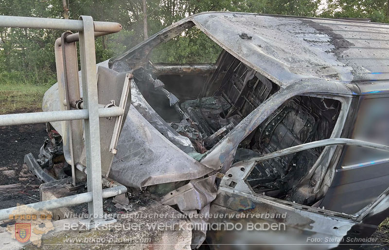 20260529_Verkehrsunfall mit Fahrzeugbrand auf der A2 Auffahrt Kottingbrunn Foto: Stefan Schneider BFKDO BADEN