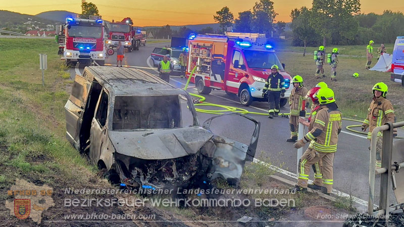 20260529_Verkehrsunfall mit Fahrzeugbrand auf der A2 Auffahrt Kottingbrunn Foto: Stefan Schneider BFKDO BADEN