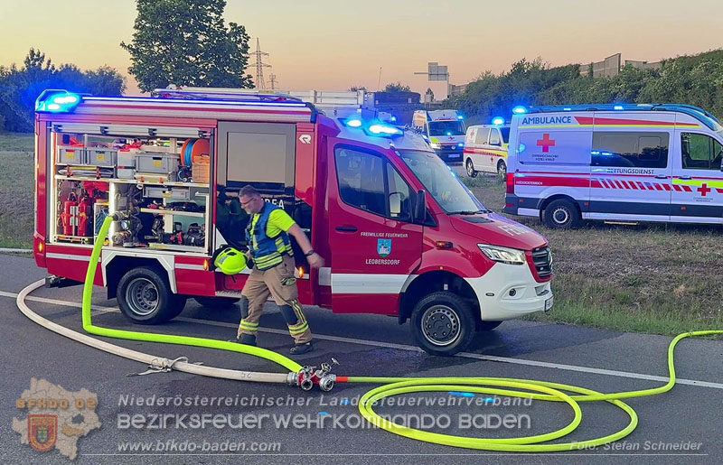 20260529_Verkehrsunfall mit Fahrzeugbrand auf der A2 Auffahrt Kottingbrunn Foto: Stefan Schneider BFKDO BADEN