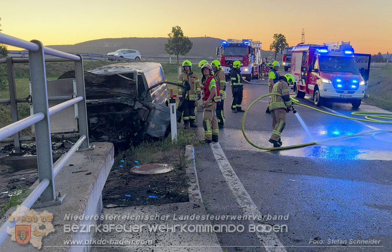 20260529_Verkehrsunfall mit Fahrzeugbrand auf der A2 Auffahrt Kottingbrunn Foto: Stefan Schneider BFKDO BADEN