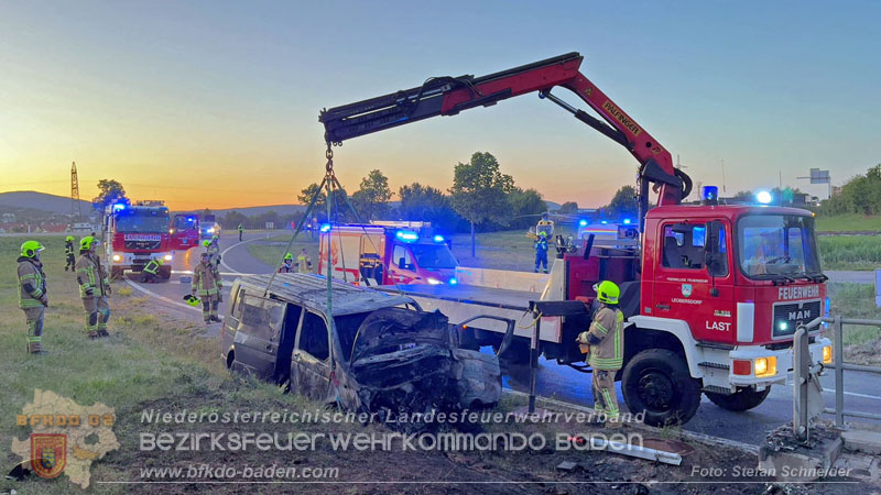 20260529_Verkehrsunfall mit Fahrzeugbrand auf der A2 Auffahrt Kottingbrunn Foto: Stefan Schneider BFKDO BADEN