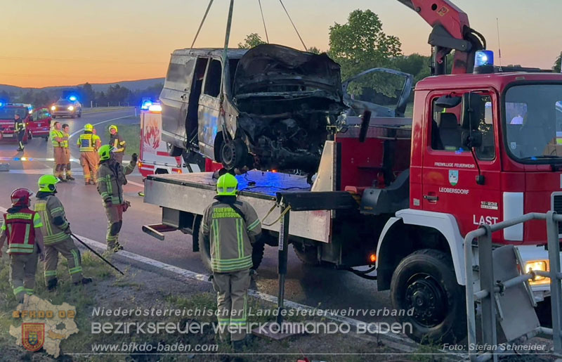 20260529_Verkehrsunfall mit Fahrzeugbrand auf der A2 Auffahrt Kottingbrunn Foto: Stefan Schneider BFKDO BADEN