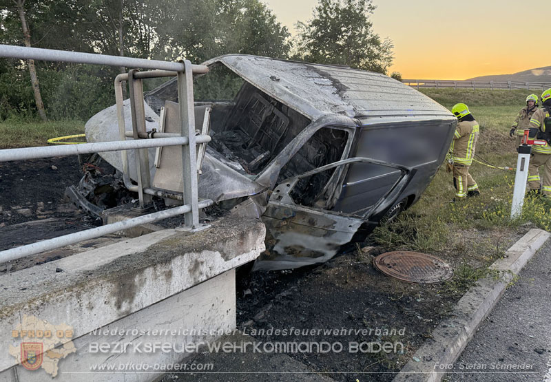 20260529_Verkehrsunfall mit Fahrzeugbrand auf der A2 Auffahrt Kottingbrunn Foto: Stefan Schneider BFKDO BADEN