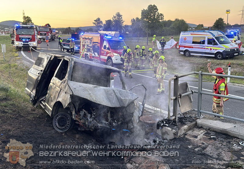 20260529_Verkehrsunfall mit Fahrzeugbrand auf der A2 Auffahrt Kottingbrunn Foto: Stefan Schneider BFKDO BADEN