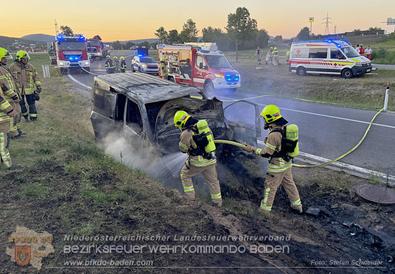 20260529_Verkehrsunfall mit Fahrzeugbrand auf der A2 Auffahrt Kottingbrunn Foto: Stefan Schneider BFKDO BADEN