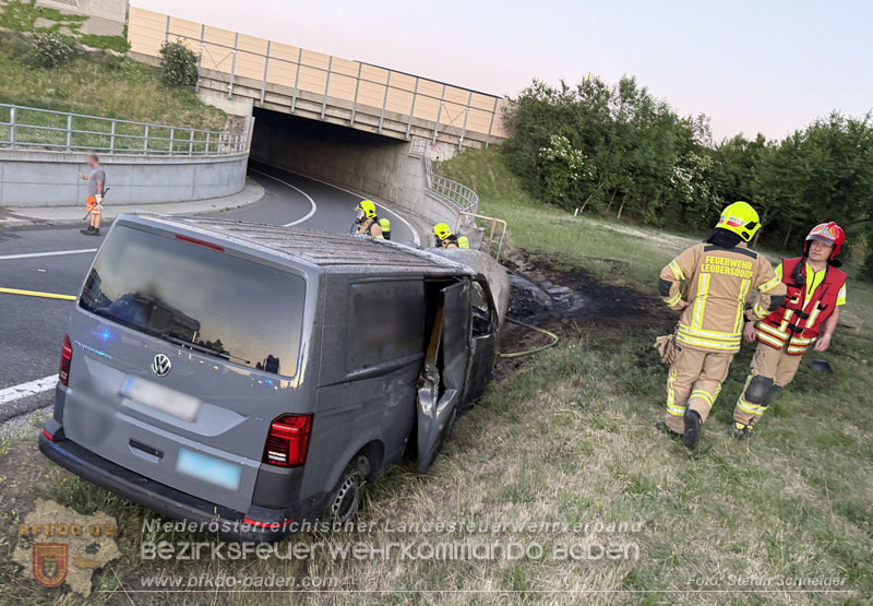 20260529_Verkehrsunfall mit Fahrzeugbrand auf der A2 Auffahrt Kottingbrunn Foto: Stefan Schneider BFKDO BADEN