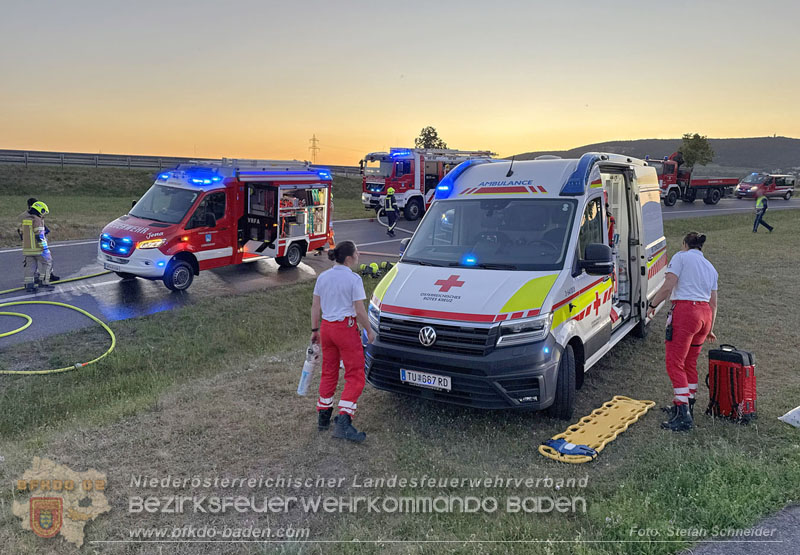 20260529_Verkehrsunfall mit Fahrzeugbrand auf der A2 Auffahrt Kottingbrunn Foto: Stefan Schneider BFKDO BADEN
