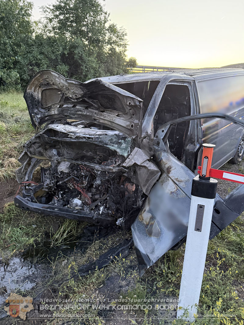 20260529_Verkehrsunfall mit Fahrzeugbrand auf der A2 Auffahrt Kottingbrunn Foto: Stefan Schneider BFKDO BADEN