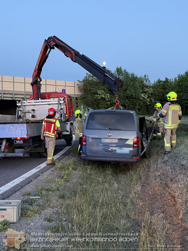20260529_Verkehrsunfall mit Fahrzeugbrand auf der A2 Auffahrt Kottingbrunn Foto: Stefan Schneider BFKDO BADEN