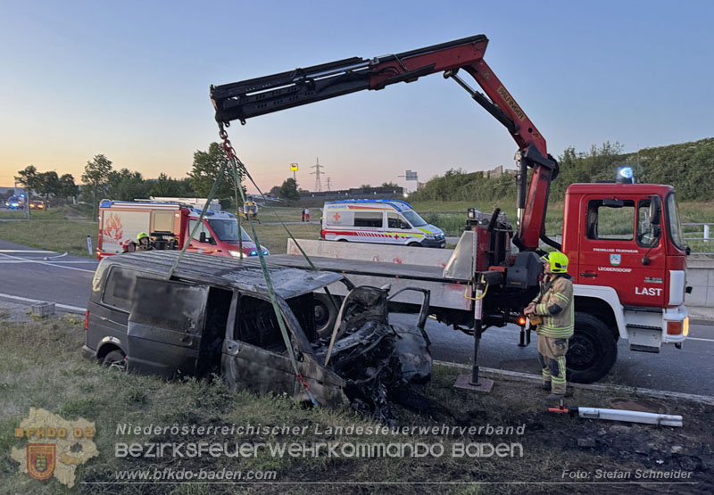 20260529_Verkehrsunfall mit Fahrzeugbrand auf der A2 Auffahrt Kottingbrunn Foto: Stefan Schneider BFKDO BADEN