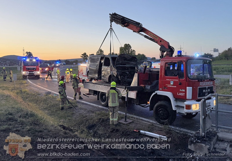 20260529_Verkehrsunfall mit Fahrzeugbrand auf der A2 Auffahrt Kottingbrunn Foto: Stefan Schneider BFKDO BADEN